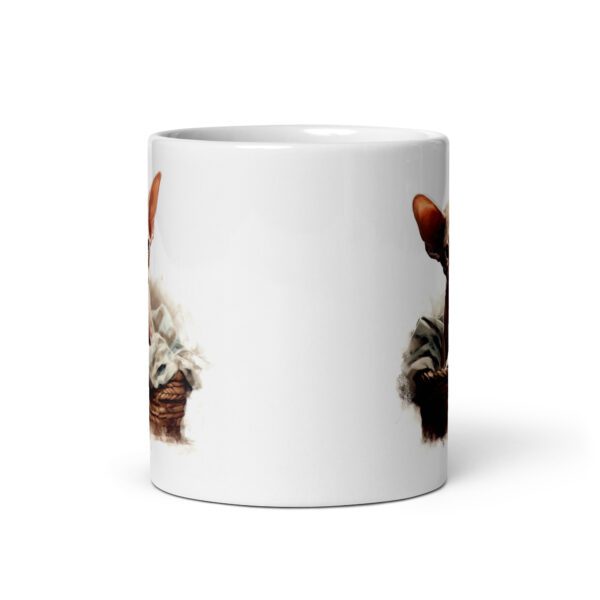 Taza de cerámica de la Serie Pinceladas Gatunas, Diseño 002, mostrando gatos en poses adorables dentro de cestas de mimbre, ideal para amantes de los felinos