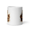 Taza de cerámica de la Serie Pinceladas Gatunas, Diseño 005, mostrando gatos en poses adorables dentro de cestas de mimbre, ideal para amantes de los felinos