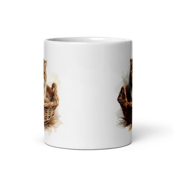 Taza de cerámica de la Serie Pinceladas Gatunas, Diseño 005, mostrando gatos en poses adorables dentro de cestas de mimbre, ideal para amantes de los felinos