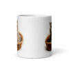 Taza de cerámica de la Serie Pinceladas Gatunas, Diseño 006, mostrando gatos en poses adorables dentro de cestas de mimbre, ideal para amantes de los felinos