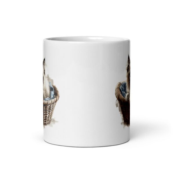 Taza de cerámica de la Serie Pinceladas Gatunas, Diseño 007, mostrando gatos en poses adorables dentro de cestas de mimbre, ideal para amantes de los felinos