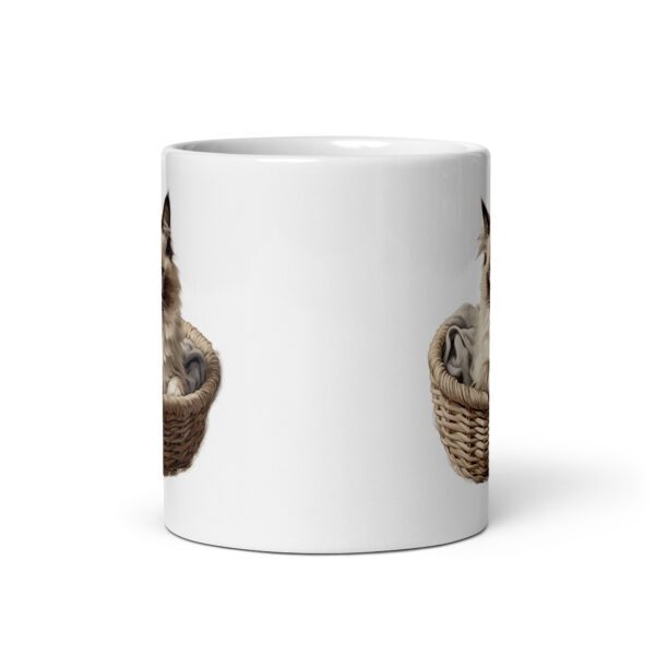 Taza de cerámica de la Serie Pinceladas Gatunas, Diseño 008, mostrando gatos en poses adorables dentro de cestas de mimbre, ideal para amantes de los felinos