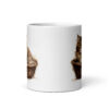 Taza de cerámica de la Serie Pinceladas Gatunas, Diseño 010, mostrando gatos en poses adorables dentro de cestas de mimbre, ideal para amantes de los felinos