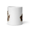Taza de cerámica de la Serie Pinceladas Gatunas, Diseño 011, mostrando gatos en poses adorables dentro de cestas de mimbre, ideal para amantes de los felinos