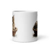 Taza de cerámica de la Serie Pinceladas Gatunas, Diseño 012, mostrando gatos en poses adorables dentro de cestas de mimbre, ideal para amantes de los felinos