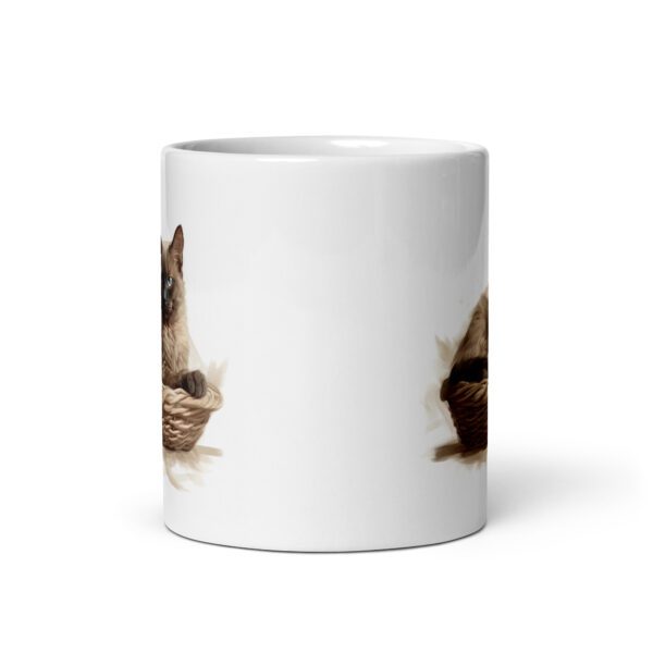 Taza de cerámica de la Serie Pinceladas Gatunas, Diseño 013, mostrando gatos en poses adorables dentro de cestas de mimbre, ideal para amantes de los felinos