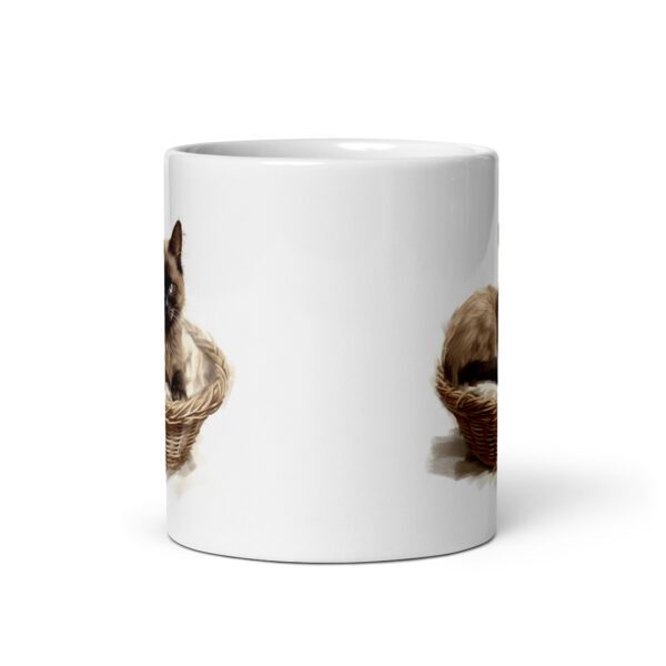 Taza de cerámica de la Serie Pinceladas Gatunas, Diseño 014, mostrando gatos en poses adorables dentro de cestas de mimbre, ideal para amantes de los felinos