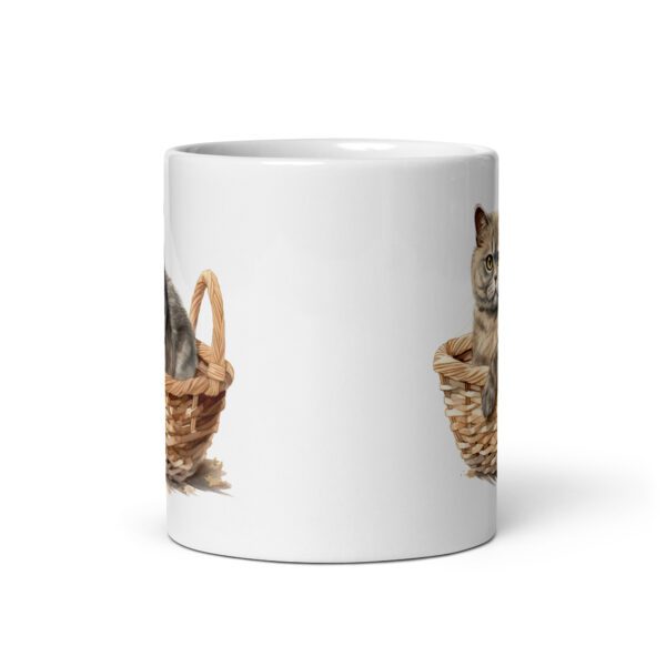 Taza de cerámica de la Serie Pinceladas Gatunas, Diseño 015, mostrando gatos en poses adorables dentro de cestas de mimbre, ideal para amantes de los felinos