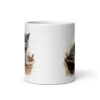 Taza de cerámica de la Serie Pinceladas Gatunas, Diseño 016, mostrando gatos en poses adorables dentro de cestas de mimbre, ideal para amantes de los felinos