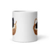 Taza de cerámica de la Serie Pinceladas Gatunas, Diseño 018, mostrando gatos en poses adorables dentro de cestas de mimbre, ideal para amantes de los felinos