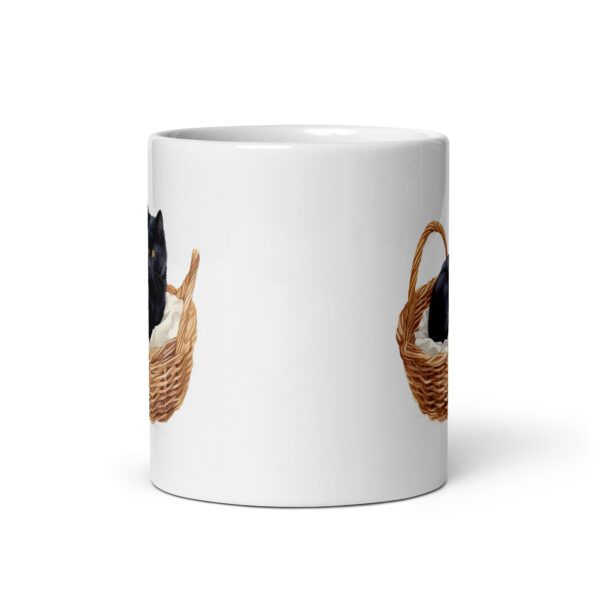 Taza de cerámica de la Serie Pinceladas Gatunas, Diseño 018, mostrando gatos en poses adorables dentro de cestas de mimbre, ideal para amantes de los felinos