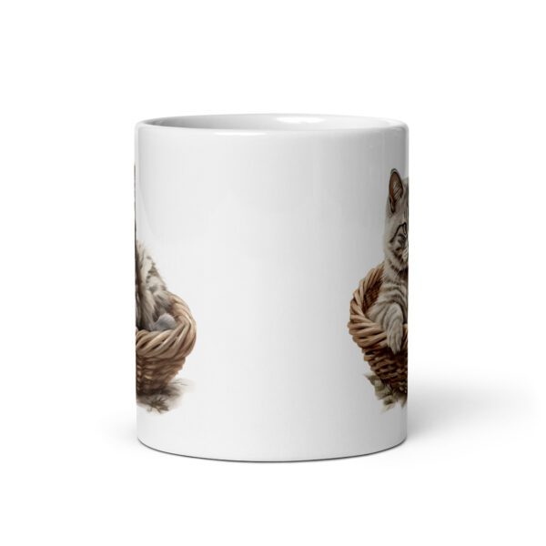 Taza de cerámica de la Serie Pinceladas Gatunas, Diseño 021, mostrando gatos en poses adorables dentro de cestas de mimbre, ideal para amantes de los felinos