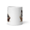 Taza de cerámica de la Serie Pinceladas Gatunas, Diseño 022, mostrando gatos en poses adorables dentro de cestas de mimbre, ideal para amantes de los felinos