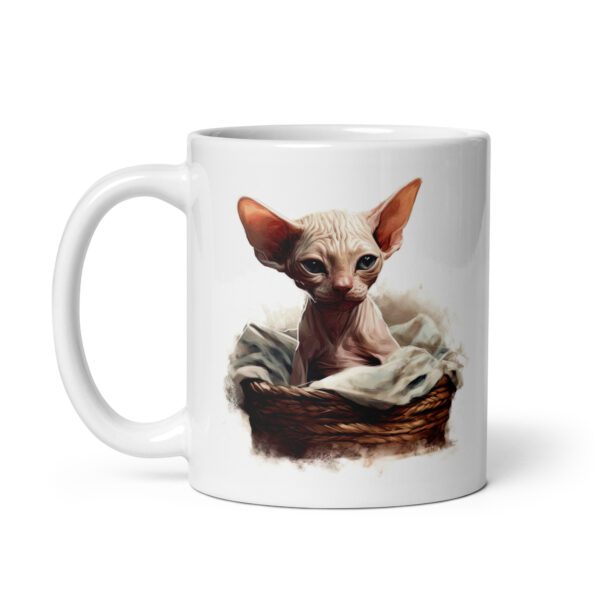 Taza de cerámica de la Serie Pinceladas Gatunas, Diseño 002, mostrando gatos en poses adorables dentro de cestas de mimbre, ideal para amantes de los felinos
