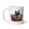 Taza de cerámica de la Serie Pinceladas Gatunas, Diseño 003, mostrando gatos en poses adorables dentro de cestas de mimbre, ideal para amantes de los felinos