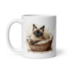 Taza de cerámica de la Serie Pinceladas Gatunas, Diseño 004, mostrando gatos en poses adorables dentro de cestas de mimbre, ideal para amantes de los felinos