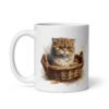Taza de cerámica de la Serie Pinceladas Gatunas, Diseño 005, mostrando gatos en poses adorables dentro de cestas de mimbre, ideal para amantes de los felinos