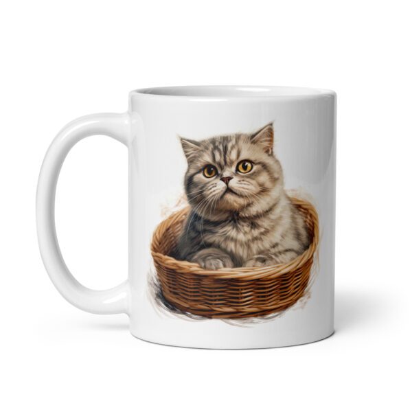 Taza de cerámica de la Serie Pinceladas Gatunas, Diseño 006, mostrando gatos en poses adorables dentro de cestas de mimbre, ideal para amantes de los felinos
