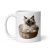 Taza de cerámica de la Serie Pinceladas Gatunas, Diseño 008, mostrando gatos en poses adorables dentro de cestas de mimbre, ideal para amantes de los felinos