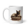 Taza de cerámica de la Serie Pinceladas Gatunas, Diseño 013, mostrando gatos en poses adorables dentro de cestas de mimbre, ideal para amantes de los felinos