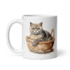 Taza de cerámica de la Serie Pinceladas Gatunas, Diseño 015, mostrando gatos en poses adorables dentro de cestas de mimbre, ideal para amantes de los felinos