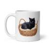 Taza de cerámica de la Serie Pinceladas Gatunas, Diseño 018, mostrando gatos en poses adorables dentro de cestas de mimbre, ideal para amantes de los felinos