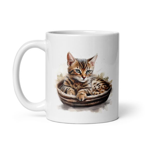 Taza de cerámica de la Serie Pinceladas Gatunas, Diseño 019, mostrando gatos en poses adorables dentro de cestas de mimbre, ideal para amantes de los felinos