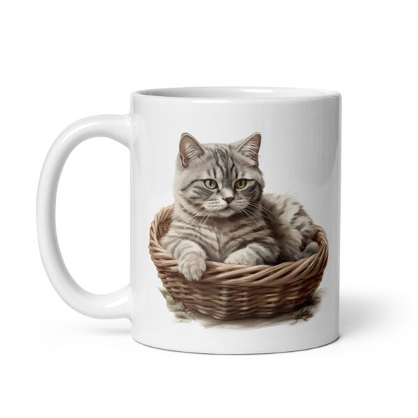 Taza de cerámica de la Serie Pinceladas Gatunas, Diseño 021, mostrando gatos en poses adorables dentro de cestas de mimbre, ideal para amantes de los felinos