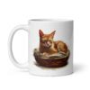 Taza de cerámica de la Serie Pinceladas Gatunas, Diseño 023, mostrando gatos en poses adorables dentro de cestas de mimbre, ideal para amantes de los felinos