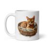 Taza de cerámica de la Serie Pinceladas Gatunas, Diseño 024, mostrando gatos en poses adorables dentro de cestas de mimbre, ideal para amantes de los felinos