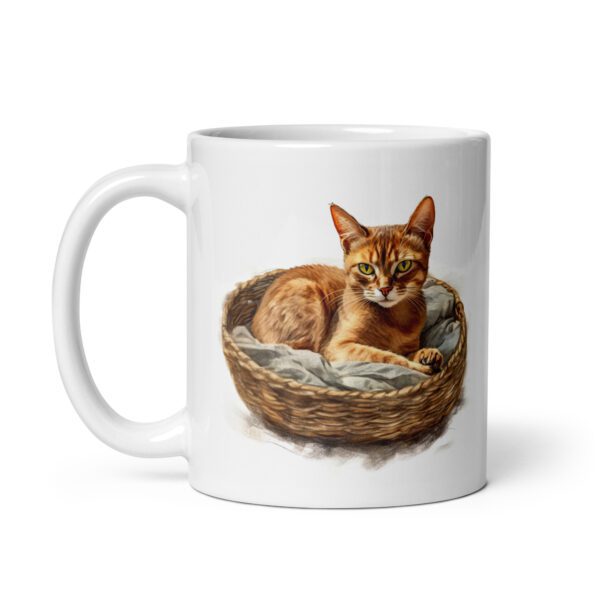 Taza de cerámica de la Serie Pinceladas Gatunas, Diseño 024, mostrando gatos en poses adorables dentro de cestas de mimbre, ideal para amantes de los felinos