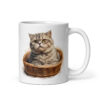 Taza de cerámica de la Serie Pinceladas Gatunas, Diseño 006, mostrando gatos en poses adorables dentro de cestas de mimbre, ideal para amantes de los felinos
