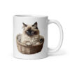Taza de cerámica de la Serie Pinceladas Gatunas, Diseño 008, mostrando gatos en poses adorables dentro de cestas de mimbre, ideal para amantes de los felinos