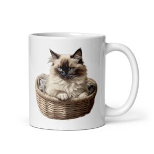 Taza de cerámica de la Serie Pinceladas Gatunas, Diseño 008, mostrando gatos en poses adorables dentro de cestas de mimbre, ideal para amantes de los felinos