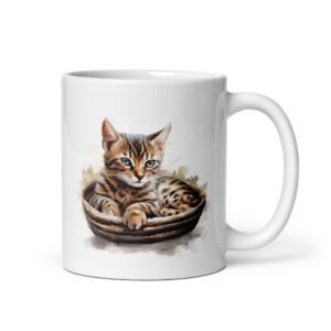 Taza de cerámica de la Serie Pinceladas Gatunas, Diseño 019, mostrando gatos en poses adorables dentro de cestas de mimbre, ideal para amantes de los felinos