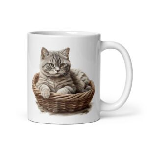 Taza de cerámica de la Serie Pinceladas Gatunas, Diseño 021, mostrando gatos en poses adorables dentro de cestas de mimbre, ideal para amantes de los felinos