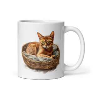 Taza de cerámica de la Serie Pinceladas Gatunas, Diseño 024, mostrando gatos en poses adorables dentro de cestas de mimbre, ideal para amantes de los felinos