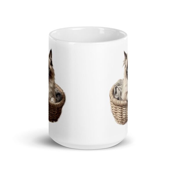 Taza de cerámica de la Serie Pinceladas Gatunas, Diseño 008, mostrando gatos en poses adorables dentro de cestas de mimbre, ideal para amantes de los felinos