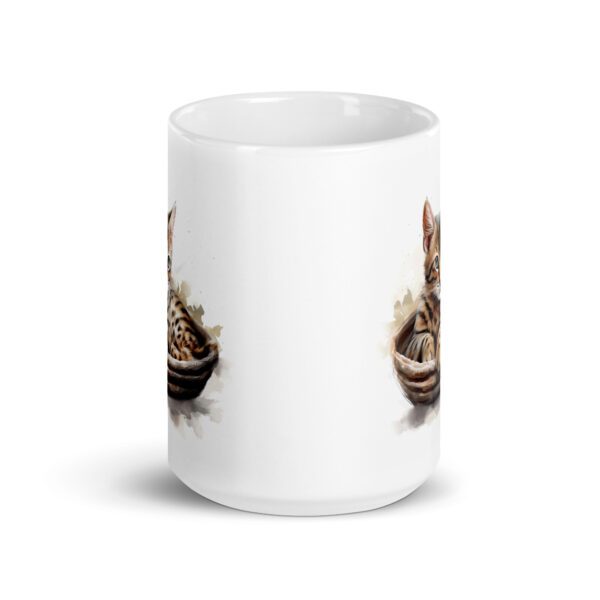 Taza de cerámica de la Serie Pinceladas Gatunas, Diseño 019, mostrando gatos en poses adorables dentro de cestas de mimbre, ideal para amantes de los felinos
