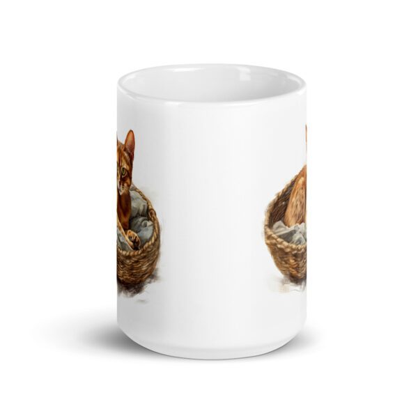 Taza de cerámica de la Serie Pinceladas Gatunas, Diseño 024, mostrando gatos en poses adorables dentro de cestas de mimbre, ideal para amantes de los felinos
