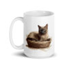 Taza de cerámica de la Serie Pinceladas Gatunas, Diseño 013, mostrando gatos en poses adorables dentro de cestas de mimbre, ideal para amantes de los felinos