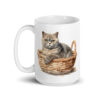 Taza de cerámica de la Serie Pinceladas Gatunas, Diseño 015, mostrando gatos en poses adorables dentro de cestas de mimbre, ideal para amantes de los felinos