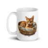 Taza de cerámica de la Serie Pinceladas Gatunas, Diseño 024, mostrando gatos en poses adorables dentro de cestas de mimbre, ideal para amantes de los felinos