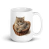 Taza de cerámica de la Serie Pinceladas Gatunas, Diseño 009, mostrando gatos en poses adorables dentro de cestas de mimbre, ideal para amantes de los felinos