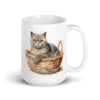 Taza de cerámica de la Serie Pinceladas Gatunas, Diseño 015, mostrando gatos en poses adorables dentro de cestas de mimbre, ideal para amantes de los felinos