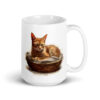 Taza de cerámica de la Serie Pinceladas Gatunas, Diseño 023, mostrando gatos en poses adorables dentro de cestas de mimbre, ideal para amantes de los felinos